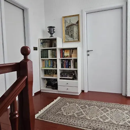 Red Hill House - Stunning 3-story *